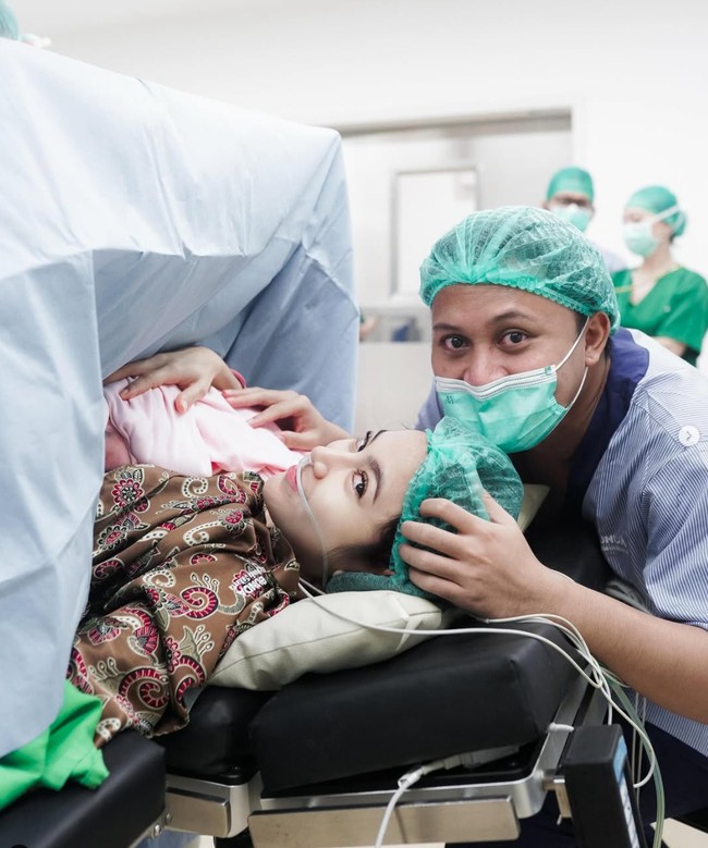 Tepat pada Minggu, 16 Februari 2025 Rizky Febian dan Mahalini membagikan kabar bahagia kelahiran anak pertama mereka. Dari keterangan unggahan Instagram diketahui anak pertama Rizky dan Mahalini lahir pada 15 Februari 2025. Foto: Instagram/@rizkyfbian/@mahaliniraharja