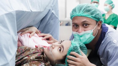 6 Potret Mahalini Lahiran Anak Pertama, Penuh Haru Didampingi Suami