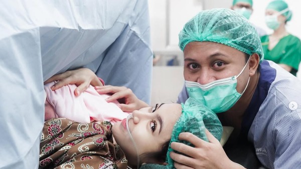6 Potret Mahalini Lahiran Anak Pertama, Penuh Haru Didampingi Suami