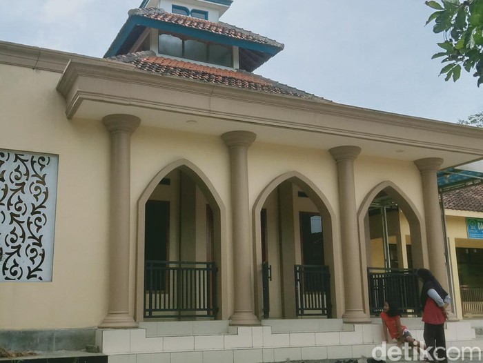 Makam di serambi Masjid Darussalam Desa Pomah, Kecamatan Tulung, Klaten, Minggu (16/2/2025).