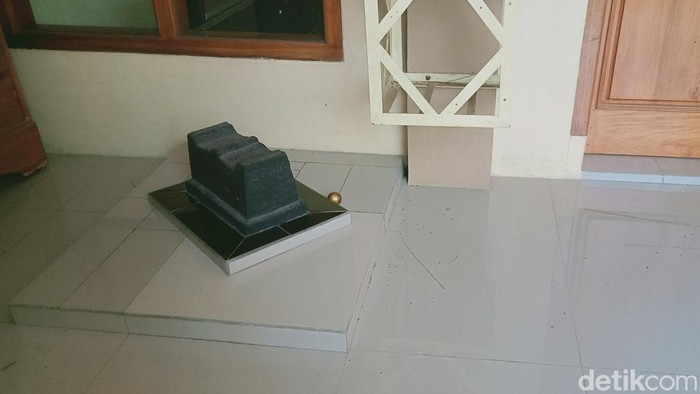 Makam di serambi Masjid Darussalam Desa Pomah, Kecamatan Tulung, Klaten, Minggu (16/2/2025).