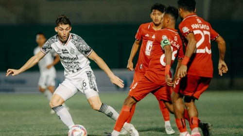 Gelandang Bali United, Brandon Wilson (jersey putih) saat berhadapan dengan pemain Malut United di pertemuan pertama Liga 1 2024/2025.