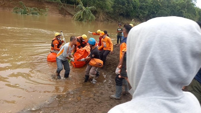 Mayat pria tanpa identitas ditemukan mengapung di sungai Kabupaten Maros, Sulawesi Selatan (Sulsel). Pria itu diduga korban banjir yang terjadi beberapa waktu lalu.