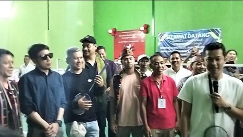 Menpora Dito Ariotedjo dan Wakil Menpora Taufik Hidayat bersama Raffi Ahmad, Ariel NOAH, Gading Marten, dan Desta di Labuan Bajo, Manggarai Barat, NTT, Minggu (16/2/2025). (Foto: Ambrosius Ardin/detikBali)