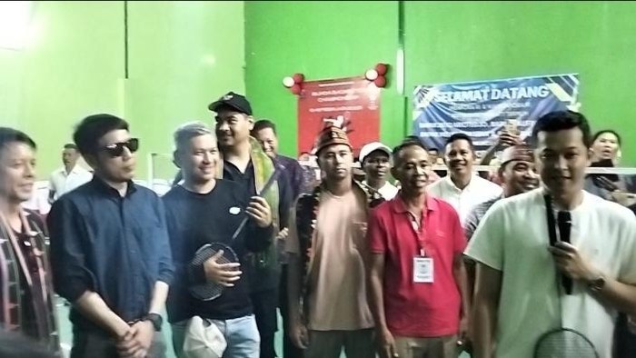 Menpora Dito Ariotedjo dan Wakil Menpora Taufik Hidayat bersama Raffi Ahmad, Ariel NOAH, Gading Marten, dan Desta di Labuan Bajo, Manggarai Barat, NTT, Minggu (16/2/2025). (Foto: Ambrosius Ardin/detikBali)