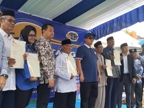 Video: Menteri Nusron Serahkan 5 SHGB Elektronik ke Warga Muara Angke Jakut