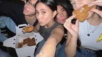 Momen Niki bersama sahabatnya juga pernah dibagikan ketika menikmati ayam goreng. Ia membeli ayam goreng dari TL Kitchens. Foto: Instagram @nikizefanya