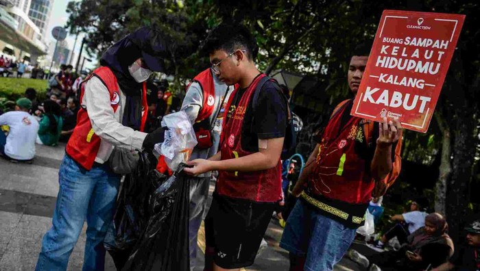 Relawan dari Komunitas Operasi Semut memperlihatkan sampah puntung rokok yang dipungut saat Hari Bebas Kendaraan Bermotor di Jakarta, Minggu (16/2/2025). Kegiatan tersebut dilaksanakan untuk mengajak masyarakat agar tidak membuang sampah sembarangan dan sadar akan kebersihan lingkungan.