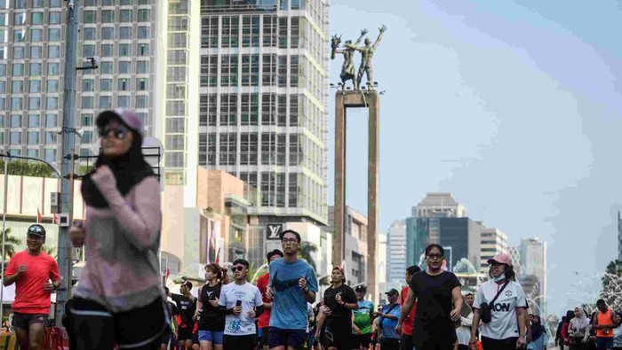 Operasi Semut Bersihkan Sampah di CFD Jakarta Relawan dari Komunitas Operasi Semut memperlihatkan sampah puntung rokok yang dipungut saat Hari Bebas Kendaraan Bermotor di Jakarta, Minggu (16/2/2025). Kegiatan tersebut dilaksanakan untuk mengajak masyarakat agar tidak membuang sampah sembarangan dan sadar akan kebersihan lingkungan.