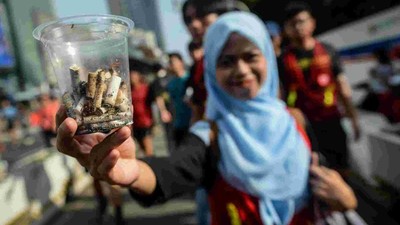 Aksi Bersih-bersih Sampah di CFD Jakarta