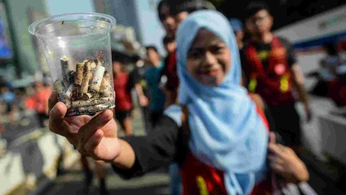 Operasi Semut Bersihkan Sampah di CFD Jakarta Relawan dari Komunitas Operasi Semut memperlihatkan sampah puntung rokok yang dipungut saat Hari Bebas Kendaraan Bermotor di Jakarta, Minggu (16/2/2025). Kegiatan tersebut dilaksanakan untuk mengajak masyarakat agar tidak membuang sampah sembarangan dan sadar akan kebersihan lingkungan.