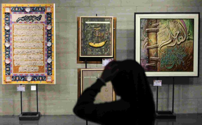 Pameran Lukisan Kaligrafi Sambut Ramadhan di Surabaya Warga mengamati lukisan pada pameran lukisan kaligrafi bertema Menggapai Romadhon di ruang bawah tanah Alun-Alun Surabaya, Surabaya, Jawa Timur, Minggu (16/2/2025). Pameran itu memajang sekitar 100 lukisan kaligrafi karya dari 80 perupa yang tergabung dalam Hasanah Lukis Kaligrafi yang berlangsung hingga 21 Februari 2025. ANTARA FOTO/Didik Suhartono/YU