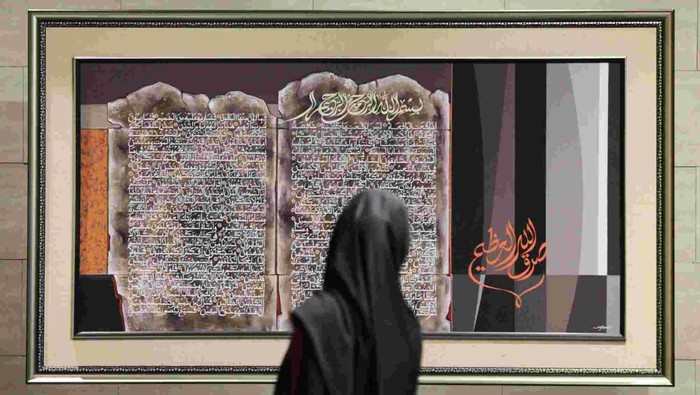 Pameran Lukisan Kaligrafi Sambut Ramadhan di Surabaya Warga mengamati lukisan pada pameran lukisan kaligrafi bertema Menggapai Romadhon di ruang bawah tanah Alun-Alun Surabaya, Surabaya, Jawa Timur, Minggu (16/2/2025). Pameran itu memajang sekitar 100 lukisan kaligrafi karya dari 80 perupa yang tergabung dalam Hasanah Lukis Kaligrafi yang berlangsung hingga 21 Februari 2025. ANTARA FOTO/Didik Suhartono/YU
