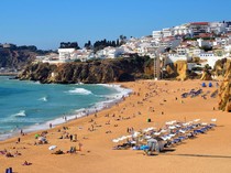 Portugal Usulkan Denda dan Larang Turis Berbusana Renang ke Tengah Kota