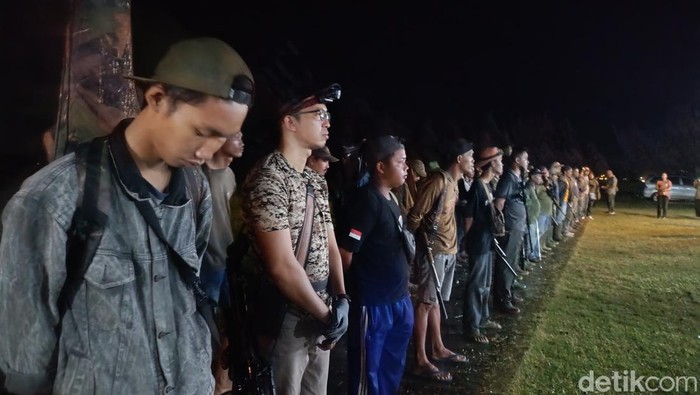 Para sniper bersenapan angin berkumpul sebelum melakukan perburuan hama tikus di Minggir, Sleman, Sabtu (15/2/2025).