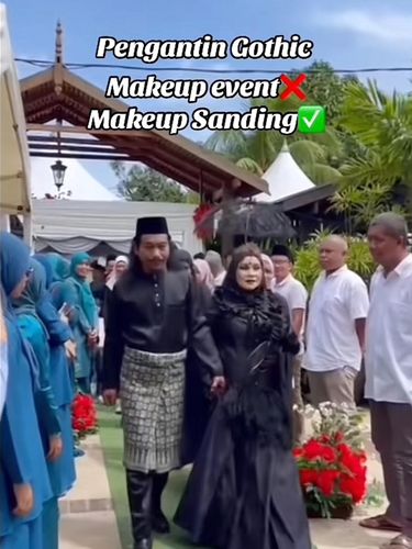 Pasangan pengantin yang memilih tema gothic di hari pernikahannya viral di TikTok.