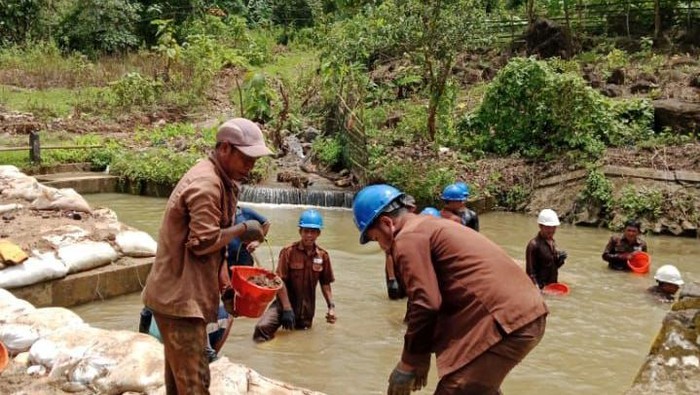 PDAM Makassar membangun sabo dam untuk mengatasi sedimen lumpur yang menghambat aliran air baku di Sungai Lekopancing.