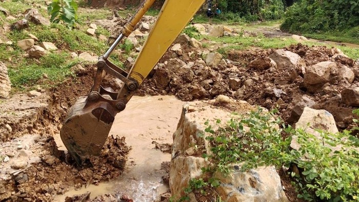 PDAM Makassar menurunkan ekskavator untuk membersihkan endapan lumpur yang menghalangi aliran Sungai Lekopancing.