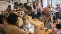 Pemateri memberikan penjelasan kepada peserta yang mengikuti pelatihan membuat tas selempang di Rumah BUMN Cilegon, Kota Cilegon, Banten, Minggu (16/2/2025).