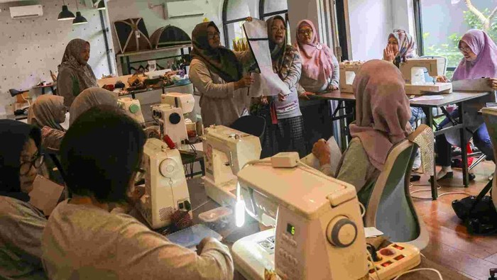 Peserta mengikuti pelatihan membuat tas selempang di Rumah BUMN Cilegon, Kota Cilegon, Banten, Minggu (16/2/2025). Kegiatan yang diselenggarakan komunitas perajin Demen Handmade (DeHa) tersebut bertujuan untuk meningkatkan keterampilan dan kreatifitas bagi para anggotanya sehingga dapat menghasilkan beragam kerajinan tangan kreatif yang bernilai ekonomi sekaligus mendorong minat berwirausaha di bidang ekonomi kreatif. ANTARA FOTO/Angga Budhiyanto/Spt.