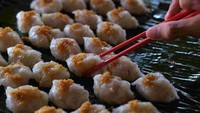 Choi Pan Sakkok yang terbuat dari tepung beras yang berisi tiga pilihan varian seperti bengkuang, kucai, dan rebung dijual seharga Rp 2.500 per buah. 