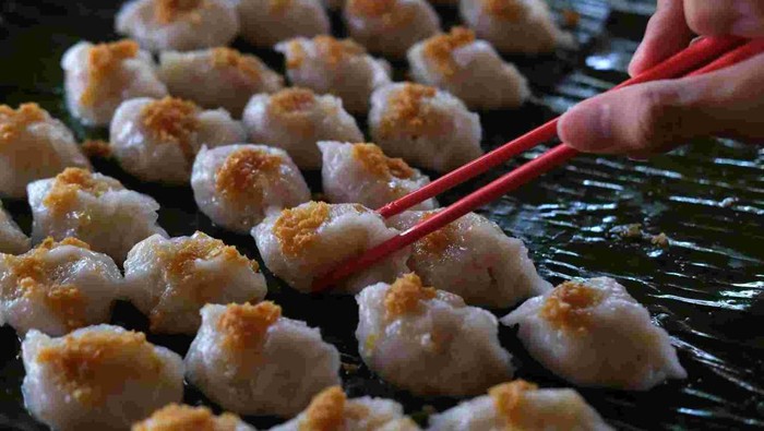 Seorang pedagang mengukus Choi Pan di Kedai Sakkok di Singkawang, Kalimantan Barat, Minggu (16/2/2025). Choi Pan kukus Sakkok yang terbuat dari tepung beras yang berisi tiga pilihan varian seperti bengkuang, kucai dan rebung yang dijual seharga Rp2.500 per buah tersebut menjadi salah satu kuliner unggulan khas Singkawang sejak 34 tahun lalu. ANTARA FOTO/Jessica Wuysang/YU