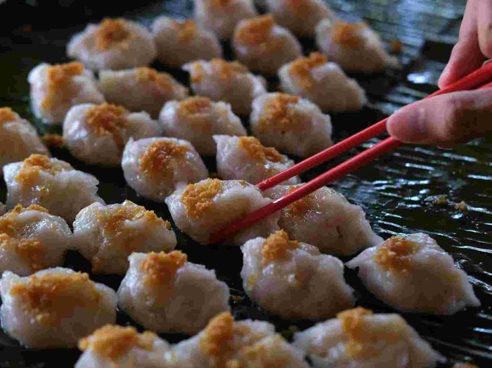 Seorang pedagang mengukus Choi Pan di Kedai Sakkok di Singkawang, Kalimantan Barat, Minggu (16/2/2025). Choi Pan kukus Sakkok yang terbuat dari tepung beras yang berisi tiga pilihan varian seperti bengkuang, kucai dan rebung yang dijual seharga Rp2.500 per buah tersebut menjadi salah satu kuliner unggulan khas Singkawang sejak 34 tahun lalu. ANTARA FOTO/Jessica Wuysang/YU