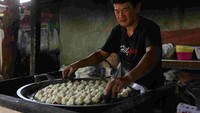 Seorang pedagang mengukus Choi Pan di Kedai Sakkok di Singkawang, Kalimantan Barat, Minggu (16/2/2025).