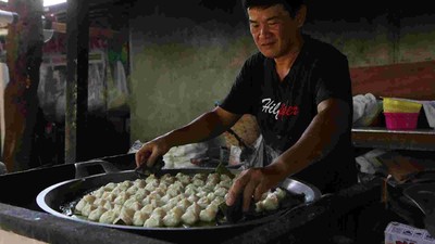 Melihat Pembuatan Choi Pan Sakkok Khas Singkawang