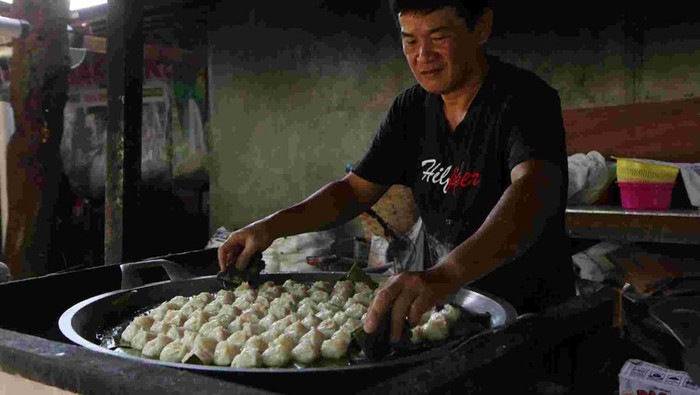 Seorang pedagang mengukus Choi Pan di Kedai Sakkok di Singkawang, Kalimantan Barat, Minggu (16/2/2025). Choi Pan kukus Sakkok yang terbuat dari tepung beras yang berisi tiga pilihan varian seperti bengkuang, kucai dan rebung yang dijual seharga Rp2.500 per buah tersebut menjadi salah satu kuliner unggulan khas Singkawang sejak 34 tahun lalu. ANTARA FOTO/Jessica Wuysang/YU