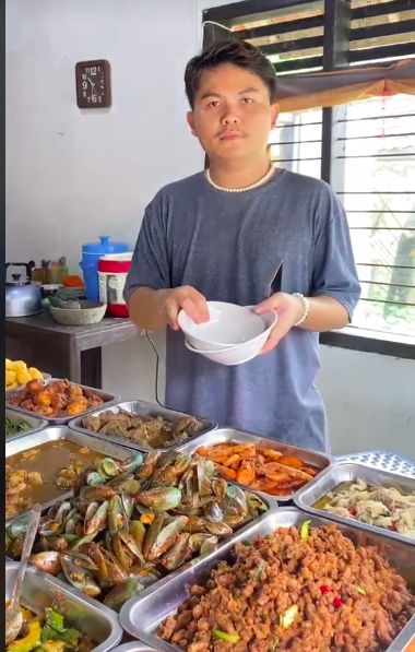 Pemilik Warung Nasi Ini Parodikan Ci Mehong saat Promosikan Dagangan