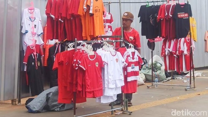 Penjual jersey di laga Persija Vs Persib
