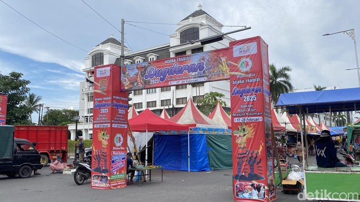 Persiapan Pasar Dugderan di Kelurahan Kauman, Kecamatan Semarang Tengah, Kota Semarang, Minggu (17/2/2025).