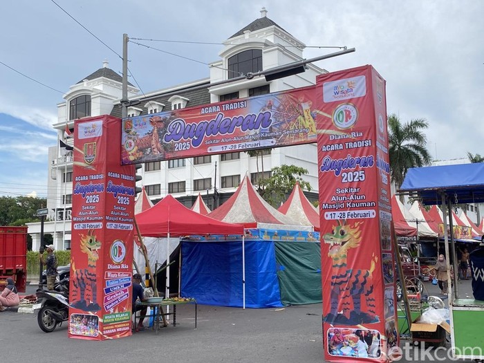 Persiapan Pasar Dugderan di Kelurahan Kauman, Kecamatan Semarang Tengah, Kota Semarang, Minggu (17/2/2025).