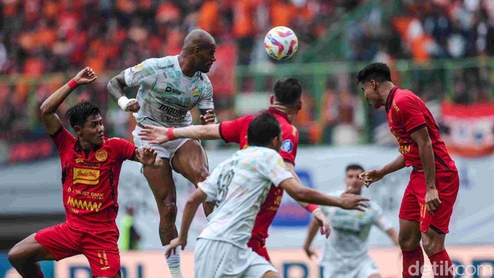 Laga Persija Jakarta vs Persib Bandung dalam lanjutan Liga 1 2024/2025 di Stadion Patriot Chandrabhaga, Kota Bekasi, Minggu (16/2/2025) berakhir imbang. Kedua tim harus puas dengan skor 2-2.