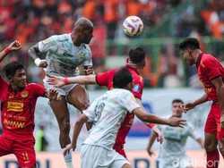 Tertinggal 2 gol, Persib semakin kesulitan mengembangkan permainan. Serangan-serangan Persib terus menerus dihalau lini belakang Persija. 