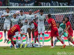 Maciej Gajos melepaskan tendangan. 