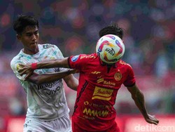Pemain Persib berusaha merebut bola. Dalam pertandingan ini, Persib menyamakan kedudukan menjadi 2-2 lewat gol Nick Kuipers dan David Da Silva. 