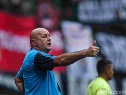 Bojan Hodak memberikan pengarahan kepada para pemain Persib. 