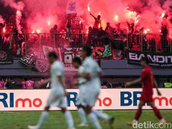Persib masih memuncaki klasemen Liga 1 dengan raihan 50 poin. Persija ada di posisi keempat dengan raihan 40 poin. 
