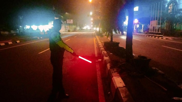 Petugas menunjukkan lokasi pengendara Honda Beat menabrak pembatas jalan di Mertoyudan, Magelang, Minggu (16/2/2025) dini hari.