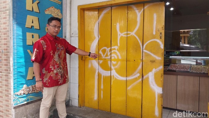Pintu rolling door toko emas di Kota Malang menjadi korban vandalisme.