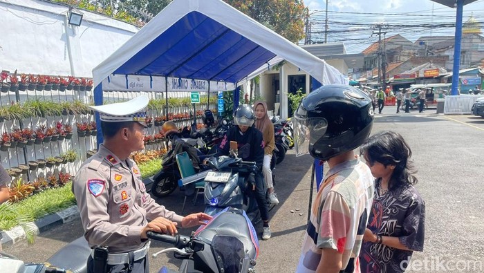 Polisi berhentikan pengendara yang tak berhelm di Cimahi