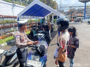 Cara Tak Biasa Polisi Tindak Pelanggar Lalin di Cimahi