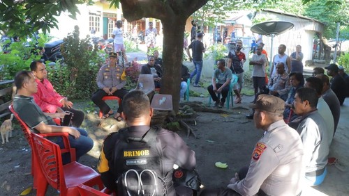 Polisi berjaga di lokasi tawuran antarkelompok pemuda di Kecamatan Teluk Mutiara, Kabupaten Alor, NTT. (Dok. Polres Alor)