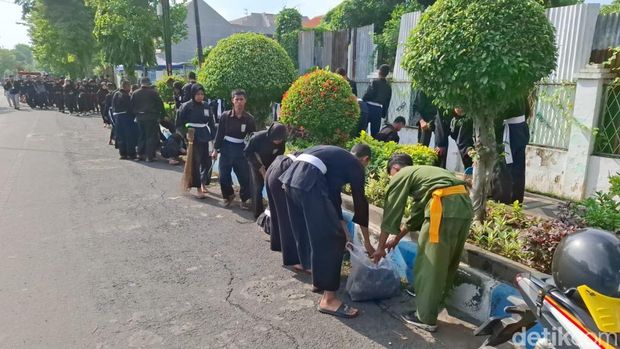 Polisi dan Ratusan Pesilat Kerja Bakti Bersih-bersih Sampah di Kota Pasuruan