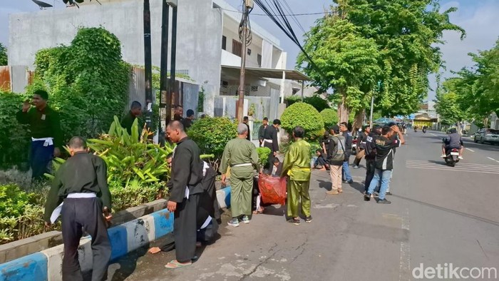 Polisi dan Ratusan Pesilat Kerja Bakti Bersih-bersih Sampah di Kota Pasuruan