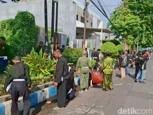 Polisi Bersih-bersih Sampah Bareng Ratusan Pesilat di Kota Pasuruan