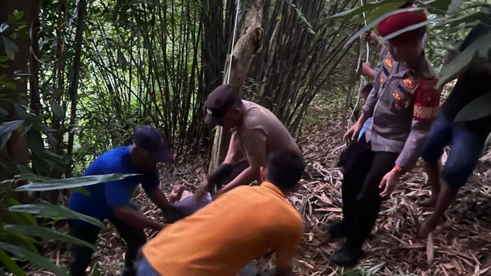 Polisi mengevakuasi penjual tempe di lubuklinggau gantung diri di pohon