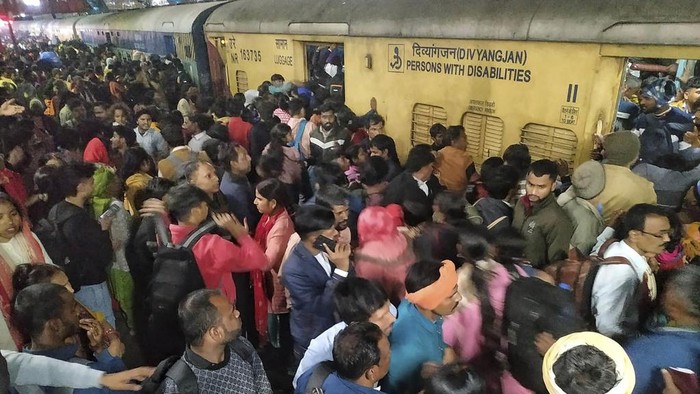 Passengers jostle with each other to board a train at the New Delhi Railway station, in New Delhi, India, Thursday, Feb.15, 2025. (AP Photo)